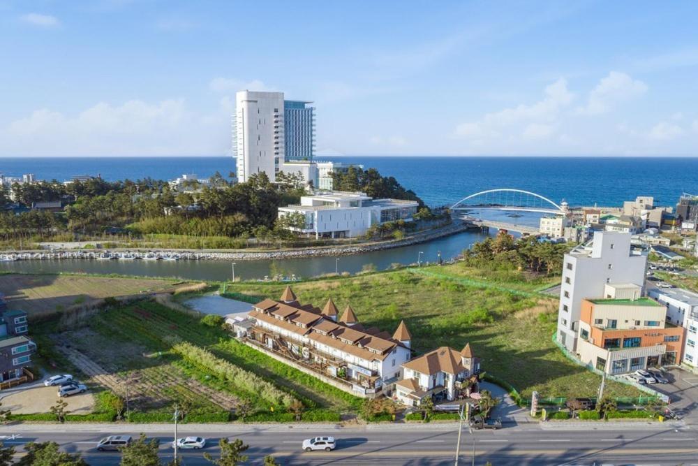 Santa Beach Pension Gangneung Exterior foto