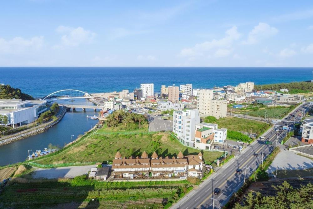 Santa Beach Pension Gangneung Exterior foto